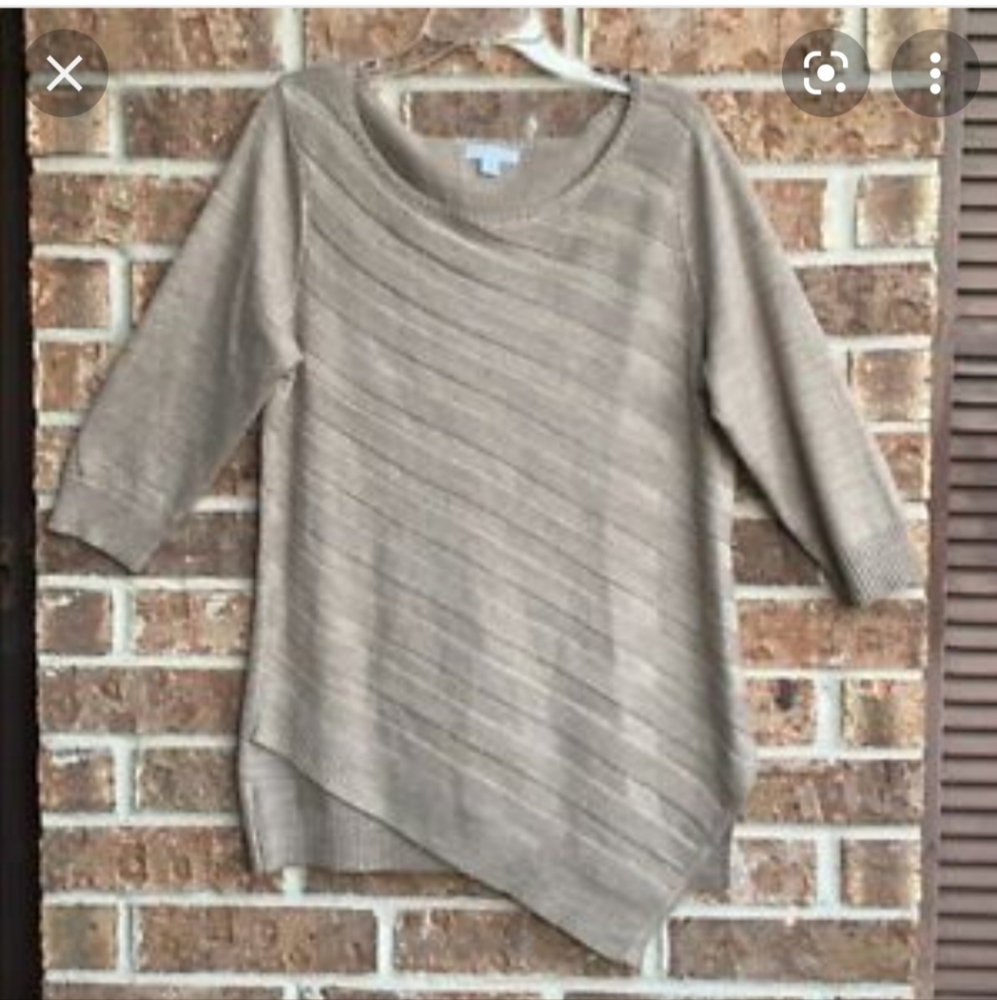 New York & Company asymmetrical sweater with gold tones, EUC!🎊🎉